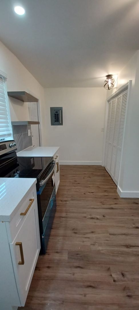 Foto del edificio - Stylish Fort Lauderdale 3/2 with Stainless Steel & Wood Floors