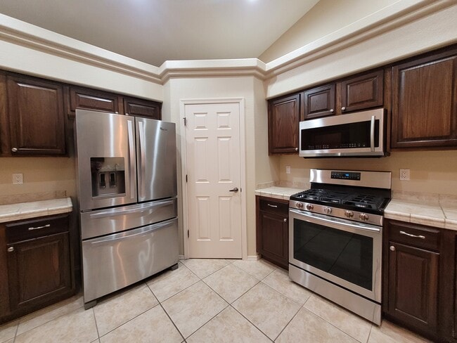 Building Photo - 2775 Country Club Dr