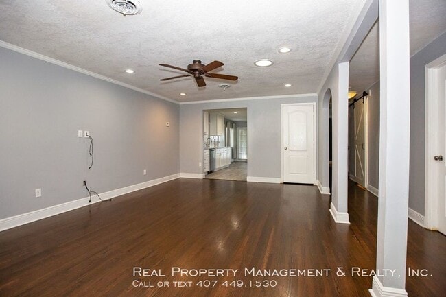 Building Photo - 3 BR / 2 BA Home in the Hourglass District