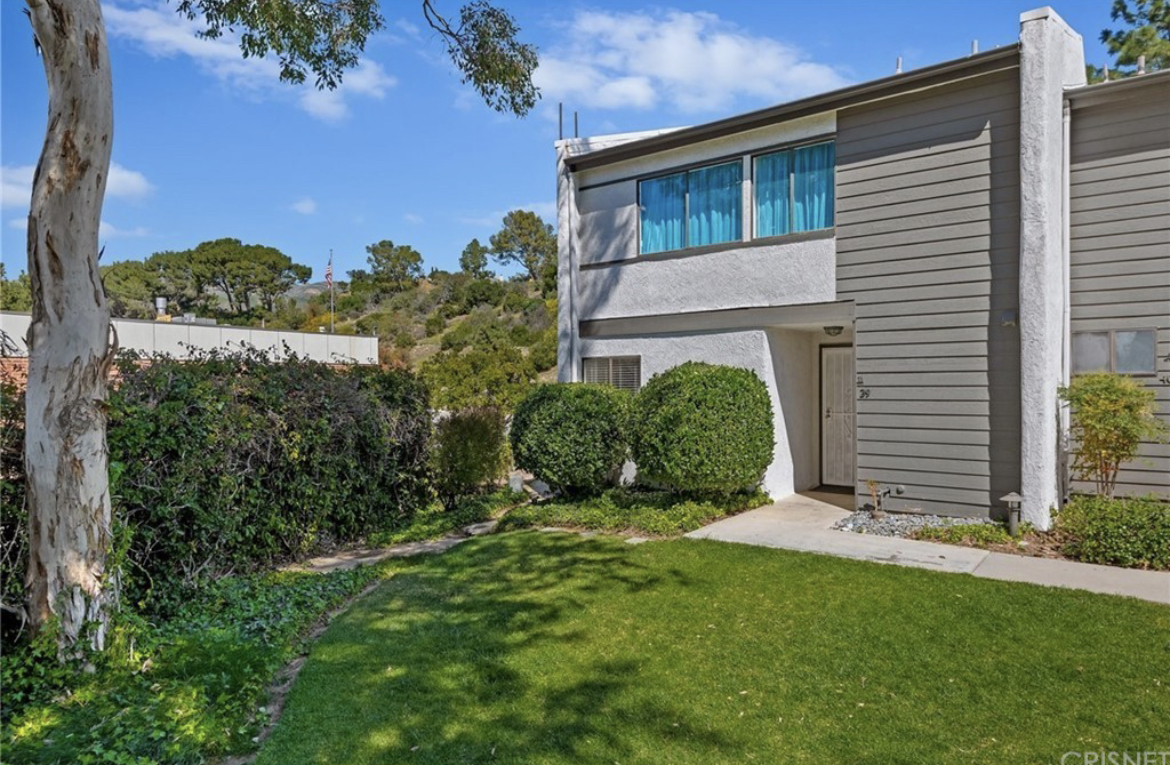 End Unit - 11311 Tampa Ave