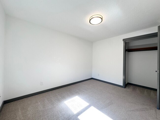 Foto del edificio - 2 Bed 1 Bath Duplex Freshly Renovated Near Glendoveer Golf Course!