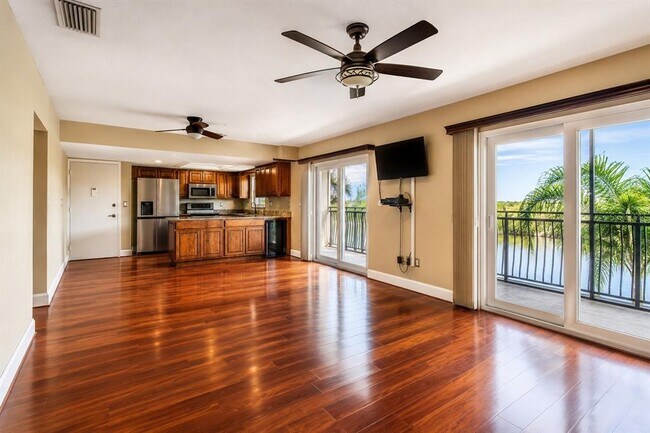 Foto del edificio - 8804 Bay Pointe Dr