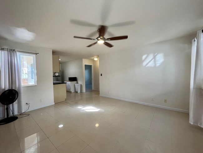 Building Photo - Liliha: 2 Bed, 1 Bath Duplex Unit, Utiliti...