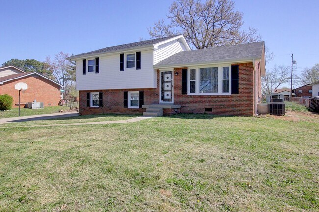 Foto del edificio - Four Bedroom with Bonus Room and a detache...