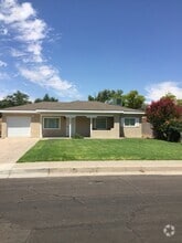 Building Photo - 709 Palomas Dr NE