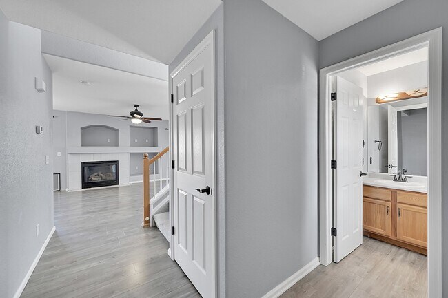 Foto del edificio - $2,640.95, 4 bed, 3.5 bath Home in Co Springs with Fenced in Yard and Finished Basement!