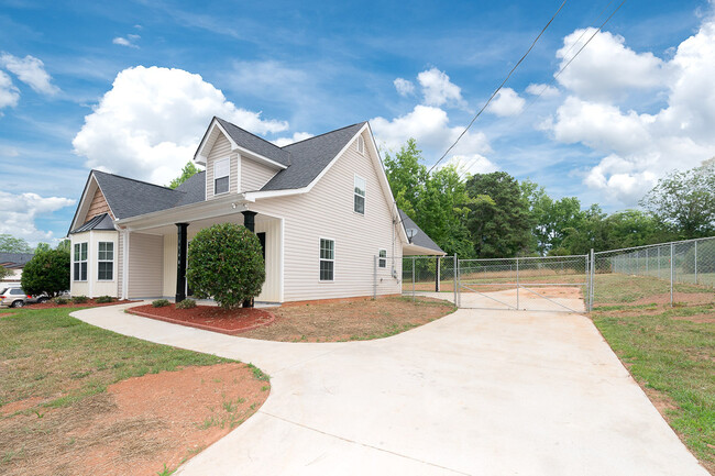 Building Photo - Adorable 3BR /2 Bath Home in Griffin! 1 Ac...