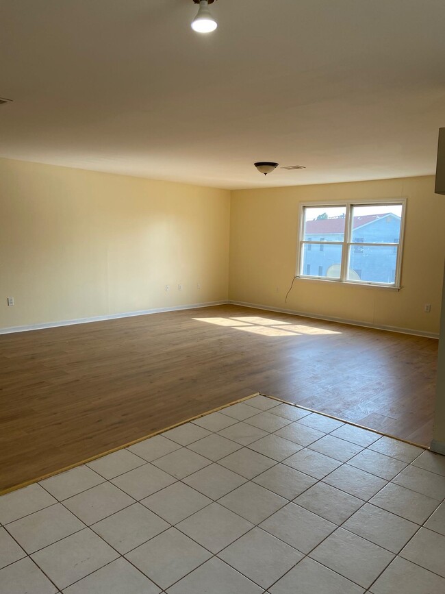Building Photo - 6 Elm Ct