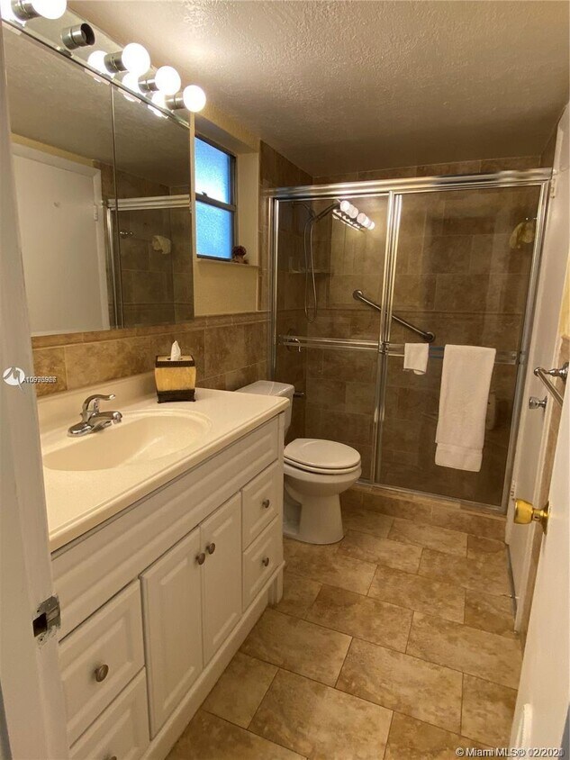 Building Photo - 1481 NE Miami Gardens Dr