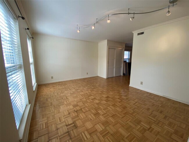 Foto del edificio - 6103 Bullard Dr