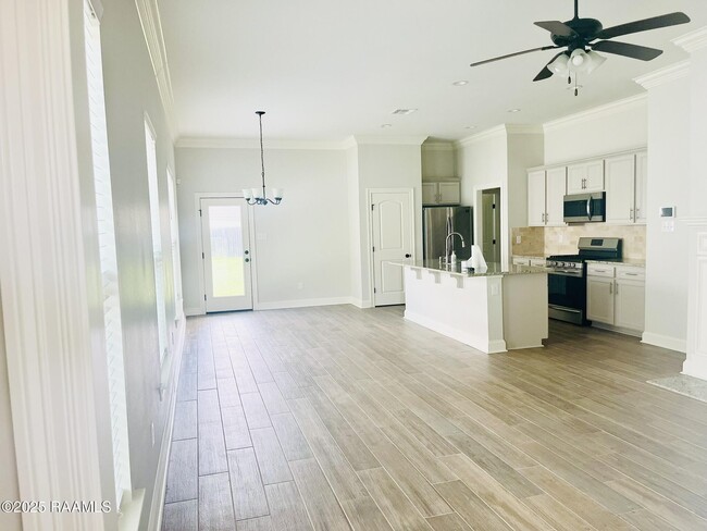 Building Photo - 6217 Lake Edge Dr