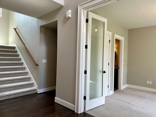 Building Photo - Rare and Beautiful 5 Bedroom property in E...