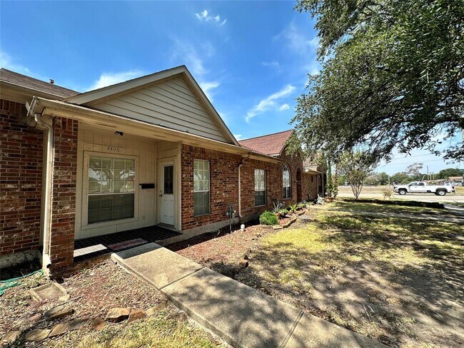 Building Photo - 2406 Shenandoah Dr