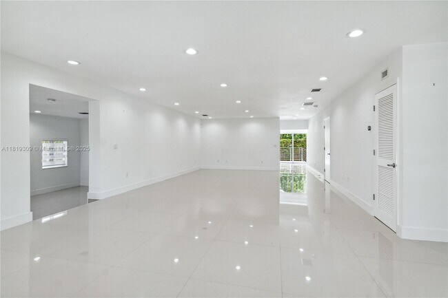 Foto del edificio - 4655 SW 14th St