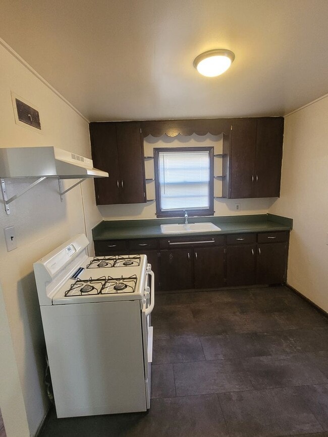 Building Photo - 2 Bedroom Home, Central