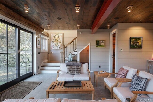 Foto del edificio - 325 Ferdon Ave