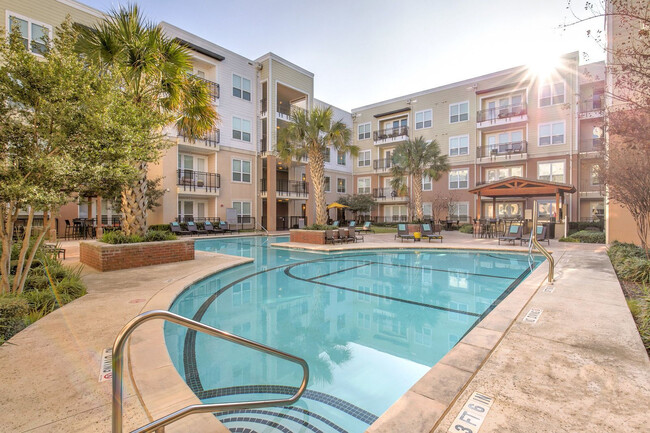 Lakeside Urban Center - Apartments at 850 Lake Carolyn Pky Irving, TX ...