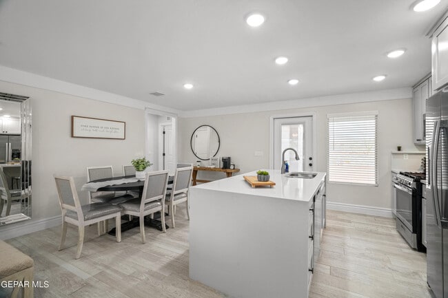 Building Photo - 854 Mallett St