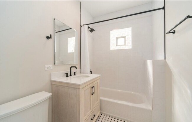 Foto del edificio - 4143 N McVicker Ave