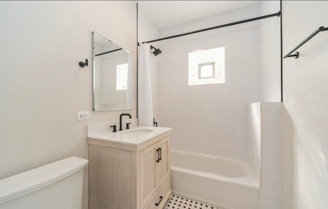 Building Photo - 4143 N McVicker Ave