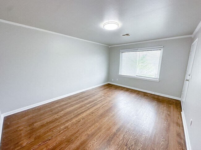 Building Photo - Must see this great 2 bed, 1 bath home in ...