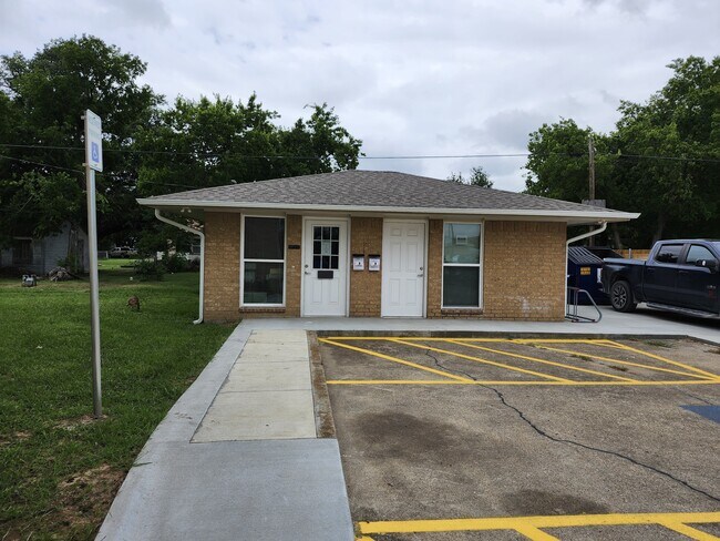 Building Photo - 306 W Avenue D