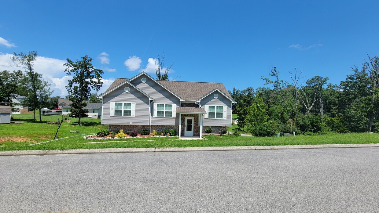 Front - 9644 Falcon Crest Dr