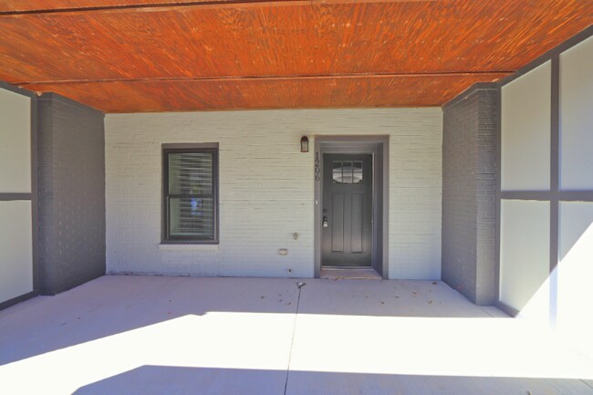 Building Photo - 1206 Preston Dr