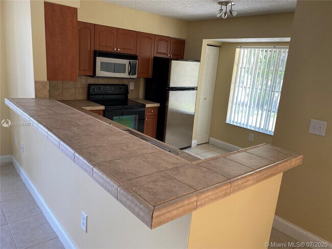 Foto del edificio - 1707 Village Blvd