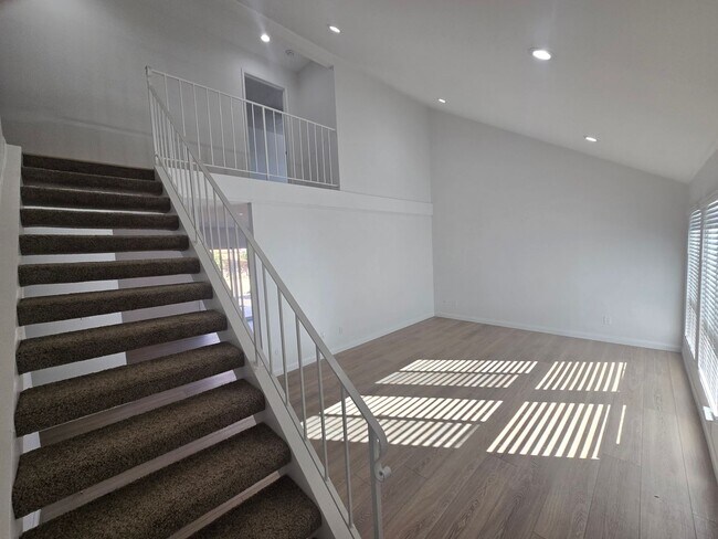 Foto del edificio - 4 Bedroom, 3 Bath 2-Story Completely Remodeled Home Near MCAS Miramar