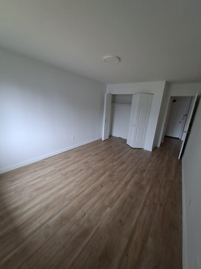 Photo du bâtiment - 1320 King Albert Ave