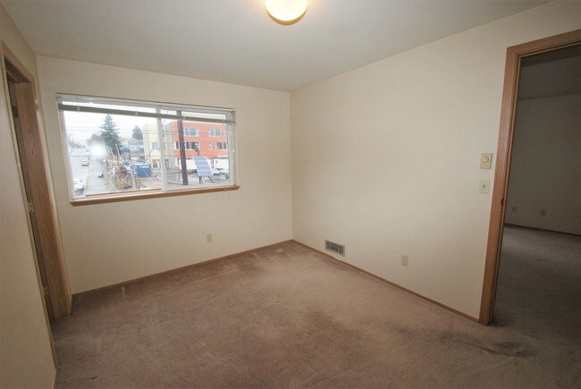 Building Photo - 1215 N 90th St
