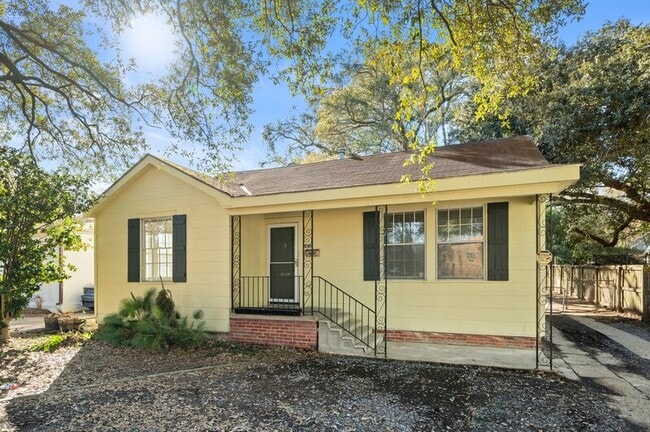 Photo - 1630 College Dr House