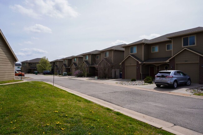 Building Photo - 3-Bed Duplex w Garage + Fenced Yard