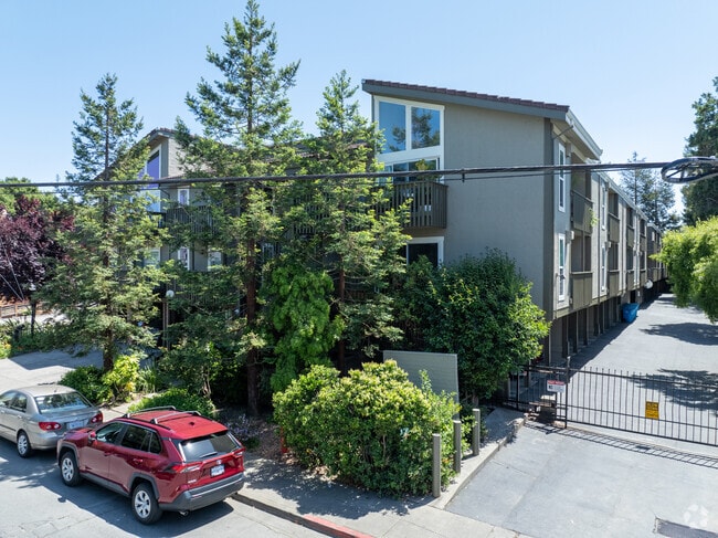 Building Photo - Whispering Pines