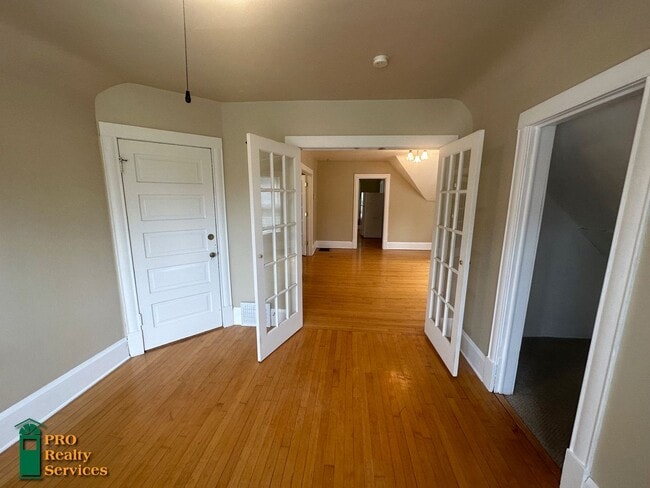 Building Photo - 2 Bedroom Upper Level Duplex Unit