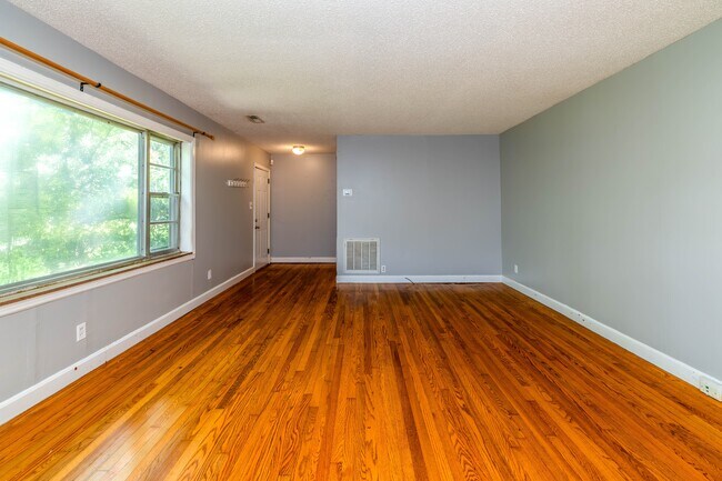 Building Photo - 102 Eastwood Dr
