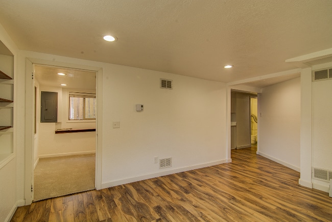 Building Photo - 512 N 79th St
