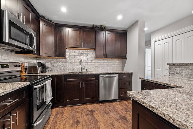 Foto del edificio - 7502 Farmingdale Dr