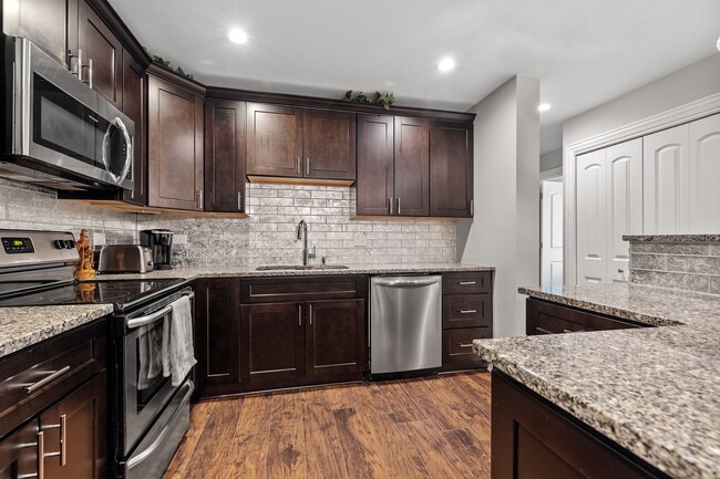 Building Photo - 7502 Farmingdale Dr