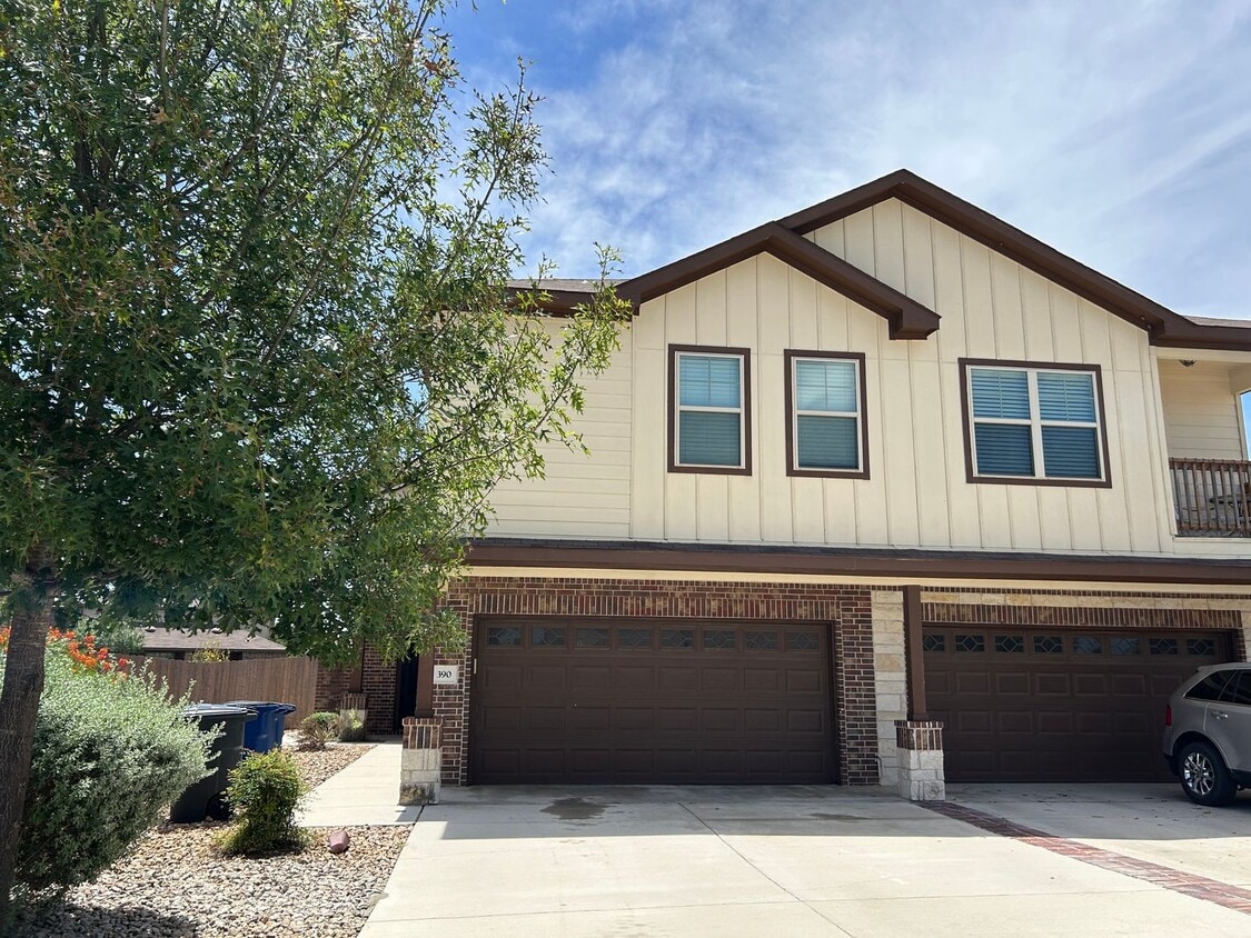 Primary Photo - 1 Month Free Rent/ Large 3 Bedroom Duplex ...