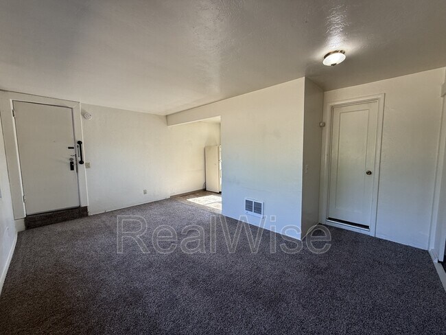 Foto del edificio - 3028 NE Douglas Ave