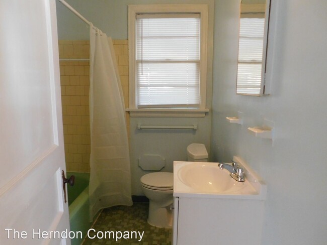 Building Photo - 2 br, 1 bath House - 404 E. Moore Street