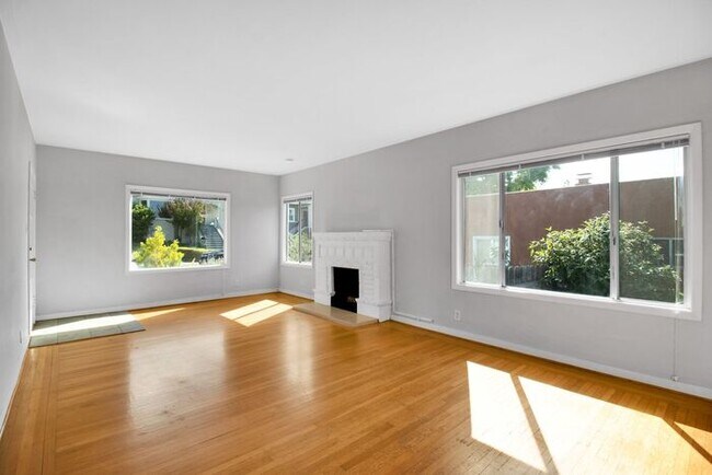 Building Photo - Cute Bungalow with Workshop in Upper Dimon...