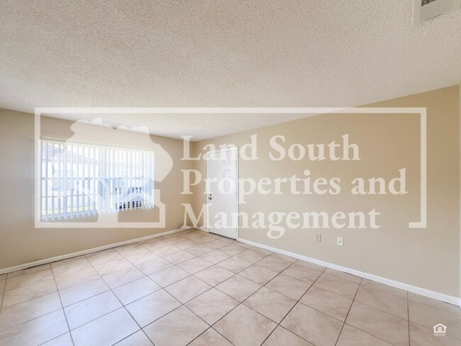 Foto del edificio - 5827 Charlton Dr
