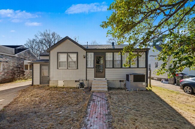 Foto del edificio - Charming Renovated Home Near U of M – Featuring Expansive Workshop & Garage