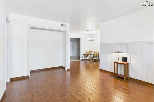 Foto del edificio - 5120 Parklane Dr