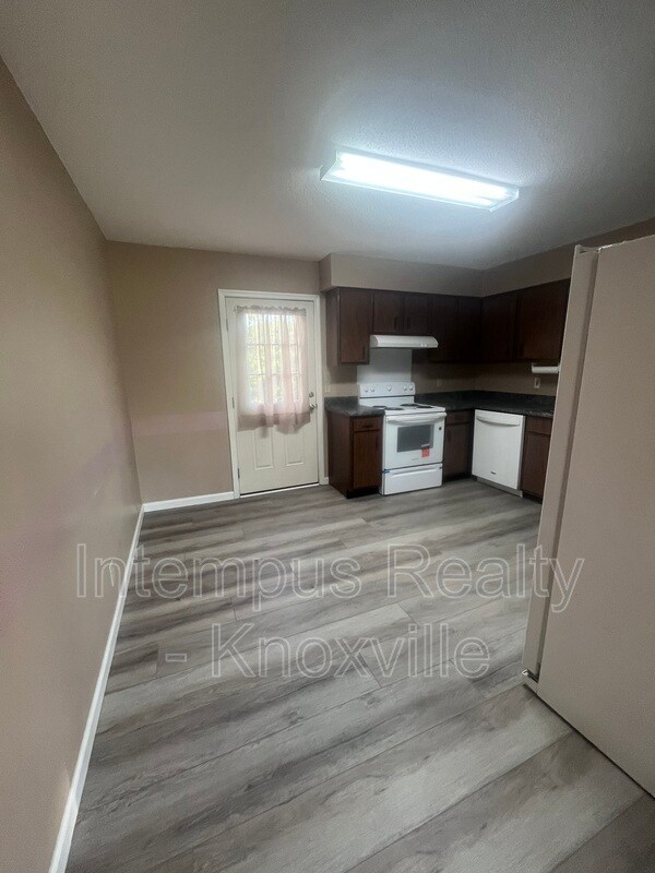 Foto del edificio - 405 Iroquois Ln