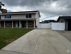 Building Photo - 1102 E Sleepy Hollow Ln