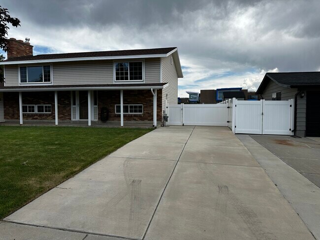 Building Photo - 1102 E Sleepy Hollow Ln